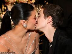 Los fanáticos de Kylie Jenner y Timothée Chalamet profesan que el actor está ‘obsesionado’ con su novia ‘orgullosa y solidaria’ mientras se deleitan besándose en el competition PDA de los Globos de Oro de la pareja.
