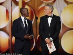 Se burlan de George Clooney porque Timothee Chalamet tenía tres años la última vez que ganó un Globo de Oro mientras presenta el premio a la Mejor Película.