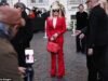 Donatella Versace luce típicamente elegante con un traje rojo vibrante mientras se une a Pier Paolo Piccioli en la fundación PM23 que rinde homenaje al fallecido diseñador Valentino Garavani.