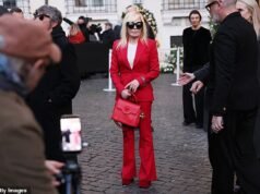Donatella Versace luce típicamente elegante con un traje rojo vibrante mientras se une a Pier Paolo Piccioli en la fundación PM23 que rinde homenaje al fallecido diseñador Valentino Garavani.