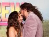 Jason Momoa, de 46 años, comparte un beso apasionante con su novia Adria Arjon, de 33 años, en el estreno de su nueva película The Wrecking Crew.