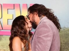 Jason Momoa, de 46 años, comparte un beso apasionante con su novia Adria Arjon, de 33 años, en el estreno de su nueva película The Wrecking Crew.