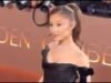 Ariana Grande deslumbra con vestido negro y coleta alta