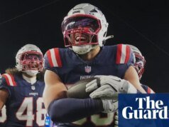 Los Patriots sofocan a los Chargers para ganar su primer juego de playoffs en siete años