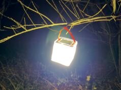 Agarré esta linterna inflable que funciona con energía photo voltaic por capricho; ahora la uso en cada viaje