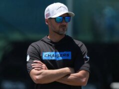Los Falcons entrevistan al DC de los Chargers, Jesse Minter, para la vacante de entrenador