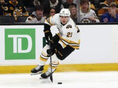 Bruins F Alex Steeves firma extensión de 2 años