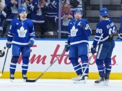 William Nylander y Maple Leafs superan a los Canucks en caída
