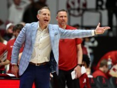 Descontento con el juego del No. 13 Alabama, el entrenador busca un bálsamo en Miss. State