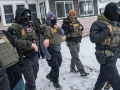 El demócrata de Washington impulsa un proyecto de ley para prohibir a los recientes empleados de ICE ocupar futuros puestos policiales, criticando a la “fuerza de ocupación” de Trump