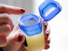 ¿Funciona realmente untarse la cara con vaselina? Esto es lo que dicen los expertos