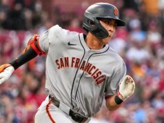 La estrella de los Gigantes, Jung Hoo Lee, se detuvo brevemente en LAX por un ‘problema de papeleo’