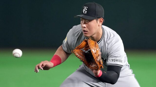 kazuma-okamoto-fields-ball-first-base.jpg