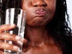 Deje de enjuagarse después de cepillarse los dientes. He aquí por qué