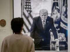 El Smithsonian reemplaza la exhibición del retrato de Trump, elimina las referencias al 6 de enero y al impeachment del texto que lo acompaña