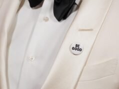 Celebridades usan pins protestando contra ICE en los Globos de Oro