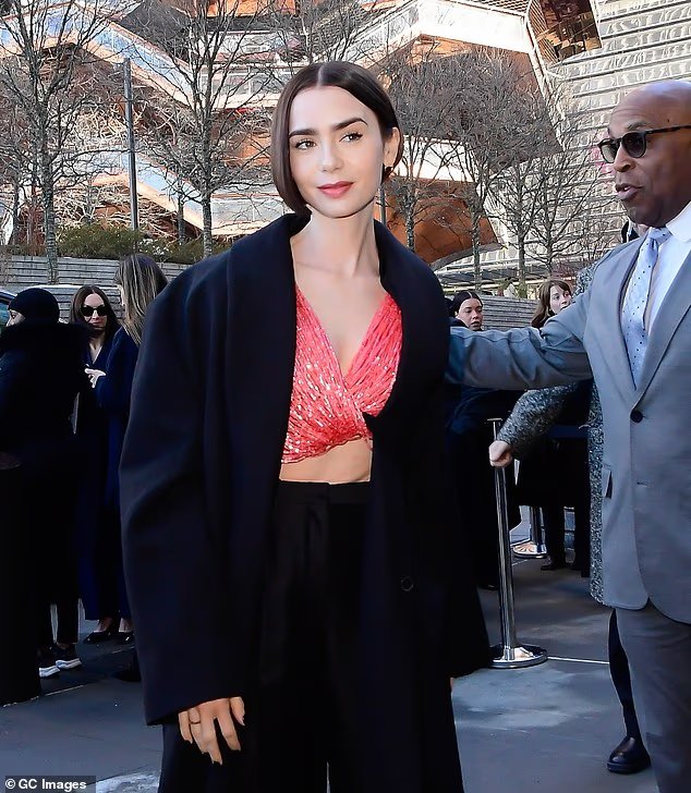 Lily Collins luce elegante y sin esfuerzo con un high corto colour coral mientras se une a Dakota Johnson y Jodie Turner-Smith en el desfile de modas de Calvin Klein en la ciudad de Nueva York.