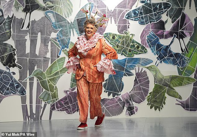 Prue Leith, de 85 años, llega a la pasarela para el desfile de Vin+Omi en la Semana de la Moda de Londres después de dejar Bake Off mientras los presentadores Alison Hammond y Matt Lucas suben a la primera fila para mostrar su apoyo.