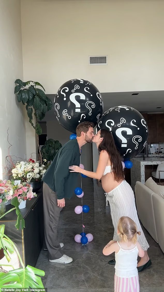 Nick Viall y Natalie Pleasure revelan el sexo de sus gemelos semanas después de anunciar su embarazo tras abortos espontáneos pasados