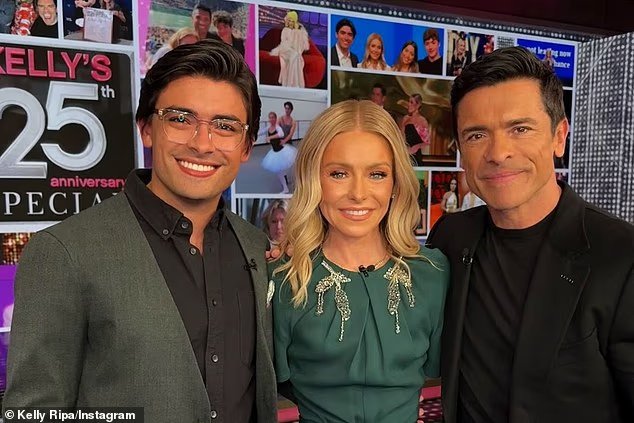 El hijo de Kelly Ripa, Michael, de 28 años, se parece al GEMELO de Mark Consuelos en una nueva foto acquainted