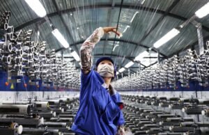 La actividad fabril de China crece al ritmo más rápido desde octubre, según muestra una encuesta privada, superando la lectura oficial