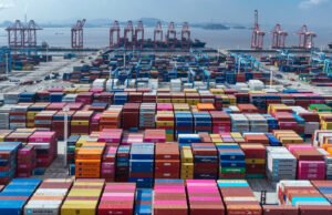 Un año después de los aranceles de Trump, las fábricas y los puertos chinos están llenos de actividad