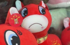 Pesimismo en China: El mensaje ‘¿Estás muerto?’ La aplicación está muerta y el peluche del ‘caballo llorón’ se está agotando