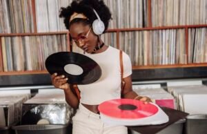 Una ‘revolución silenciosa’: por qué los jóvenes están cambiando las redes sociales por citas para almorzar, discos de vinilo y teléfonos físicos