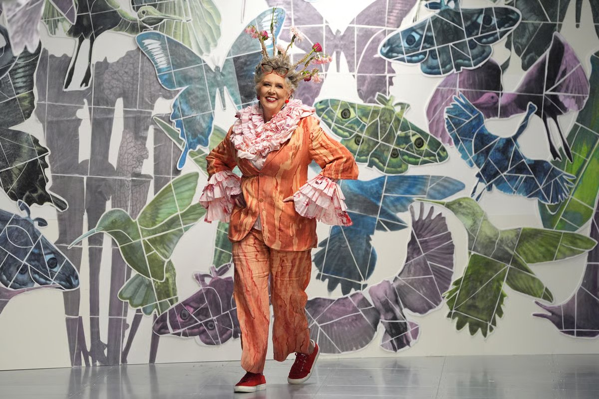 Dame Prue Leith sorprendida por las celebraciones de cumpleaños en la pasarela de la Semana de la Moda de Londres