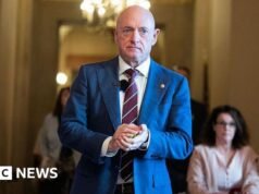 Juez impide que el ejército estadounidense degrade a Mark Kelly por video de ‘órdenes ilegales’