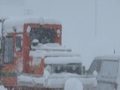 Los rescatistas buscan a ten esquiadores desaparecidos tras una avalancha en California