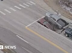 Ver: Momento en que un sumidero en Omaha atrapa autos y conductores