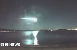 Momento en que un rastro de luz brillante recorre el horizonte de Nueva Zelanda