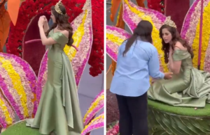 Miss Universo Fátima Bosch se derrumba repentinamente en una carroza del desfile, en video