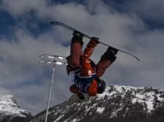 La planchiste québécoise Elizabeth Hosking asiste a la closing en media luna