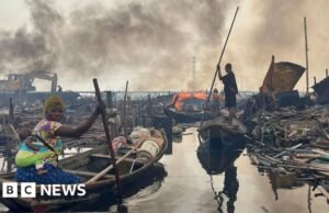 Chabolas en una laguna de Lagos: arrasadas y quemadas