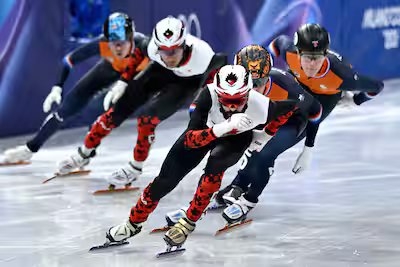 Patinaje de pistas cortas vitesse: Dandjinou, Dubois y Laoun en forma grande y en ultimate de 500 metros.