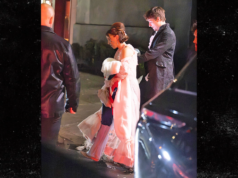 Millie Bobby Brown celebró su cumpleaños número 22 y David Harbour asiste