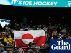 ‘Somos europeos’: los aficionados ondean la bandera de Groenlandia durante el partido olímpico de hockey sobre hielo entre Estados Unidos y Dinamarca