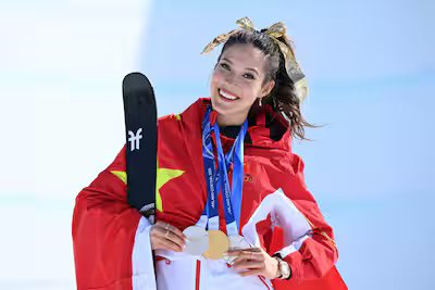 Eileen Gu, la «princesse des neiges», remporte l’or à la demi-lune, sa troisième médaille de ces Jeux olympiques
