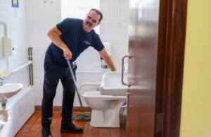 Conocí a Danny Dyer en su parque de caravanas y descubrí un ‘aguafiestas en serie’