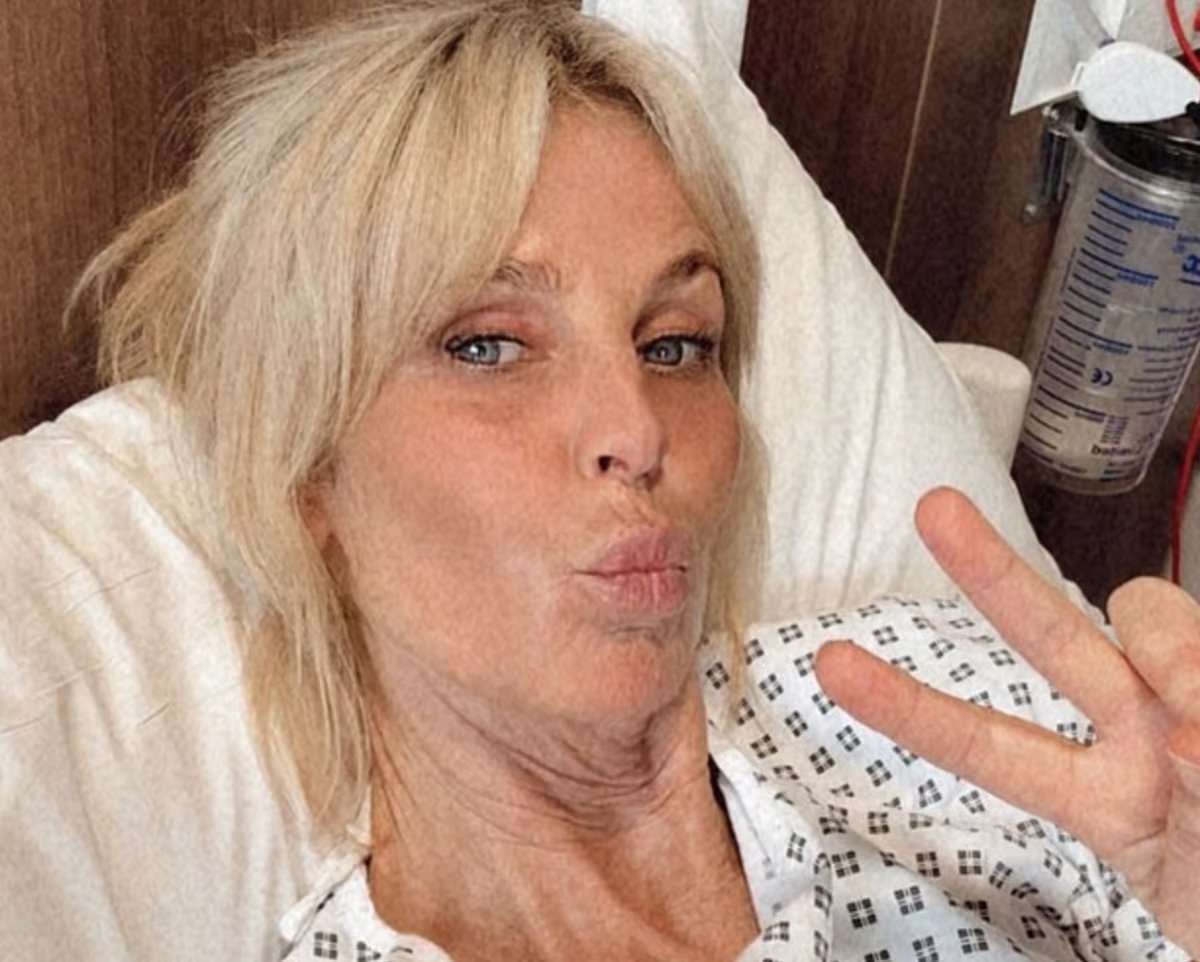 Ulrika Jonsson comparte fotos en bata de hospital mientras se somete a un procedimiento ‘doloroso’