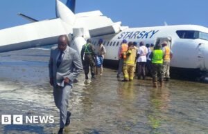 Piloto elogiado por el aterrizaje forzoso de un avión de pasajeros somalí averiado en la orilla del mar