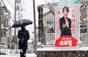 Los japoneses desafían la nieve para votar en elecciones anticipadas
