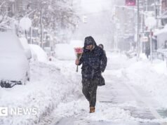 Más de 5.000 vuelos cancelados mientras la costa este de EE. UU. se recupera de una nieve récord