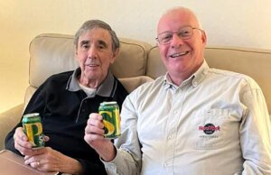 Un hombre viaja 22.000 kilómetros para compartir una última cerveza con un viejo amigo moribundo