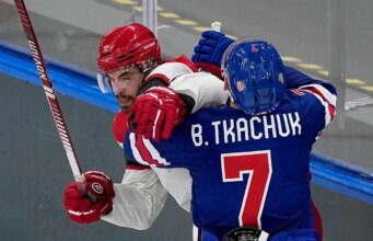 Los fanáticos del hockey olímpico izaron la bandera de Groenlandia durante la victoria dominante de Estados Unidos sobre Dinamarca, lo que provocó una reacción viral.
