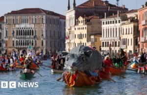 Ver: Una rata gigante encabeza el desfile flotante para dar inicio al Carnaval de Venecia 2026