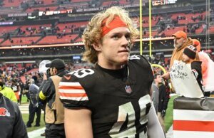 El apoyador de los Browns, Carson Schwesinger, gana el premio al Novato Defensivo del Año de la NFL