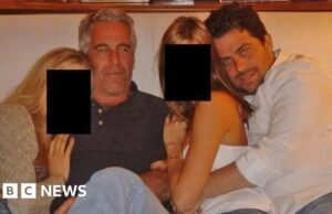 El director de Melania, Brett Ratner, fotografiado abrazando a una mujer en los archivos de Epstein